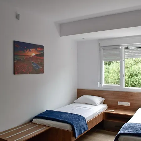 Aphrodite Apartment, 아파트 *