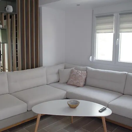 Aphrodite Apartment, Apartment